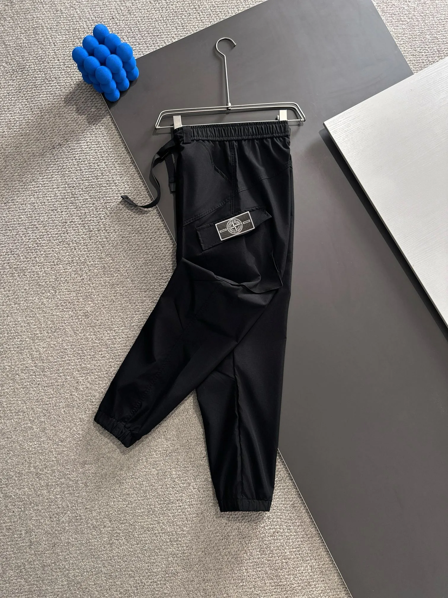 🅿️400 shipped next day Stone lsland/stone island 2025 spring and summer new elastic band casual solid color leggings trousers, trousers hem with two needle stitches, fine and firm stitching, counter-customized fabrics with high breathability and comfort, impeccable details, brand element design concept, reflecting high quality. It feels delicate and soft! It presents a casual cut and the upper body shape is great! Size: M-3XXL